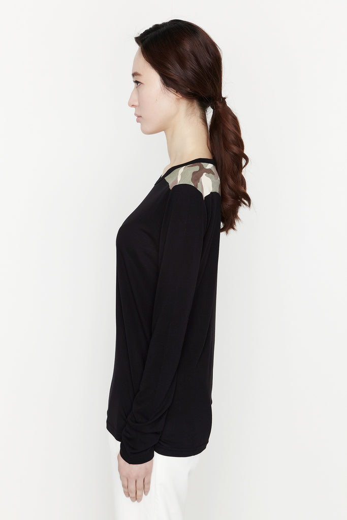 camo shoulder tee black by Ryul + Wai