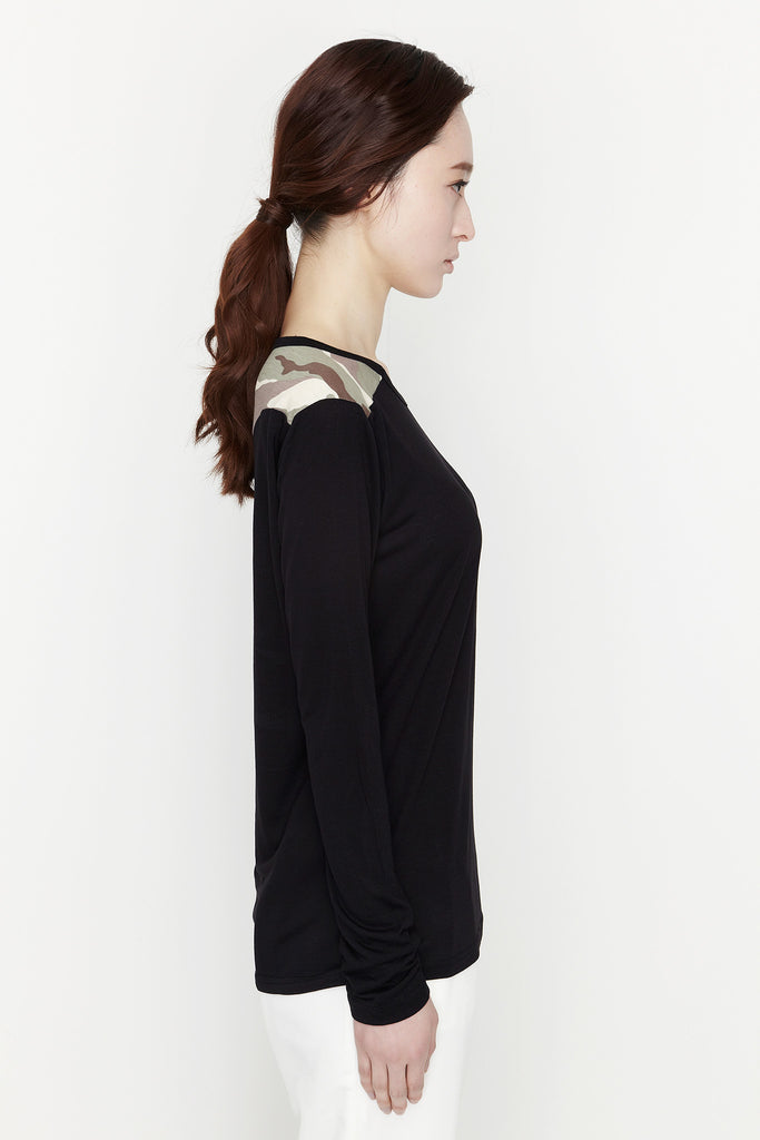 camo shoulder tee black by Ryul + Wai